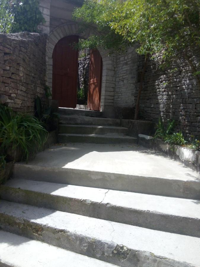 Ruols Guesthouse Гирокастра Экстерьер фото