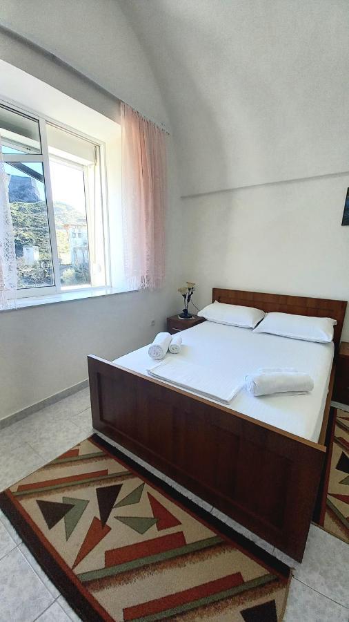 Ruols Guesthouse Гирокастра Экстерьер фото